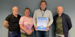 Vegar Gorseth, Mats Leonhardsen and their team from the Trondheim Parkering proudly present the ParkPAD certificate.